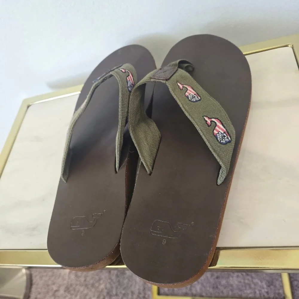 Vineyard Vines Flag Whale Leather Flip Flop Spanish Moss 6 or 9 $68 Auth. Size 9